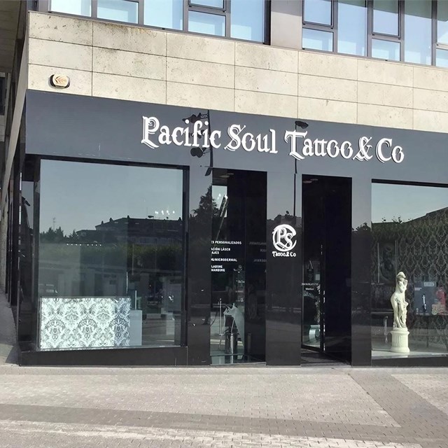 Tatuadores de línea fina y realismo